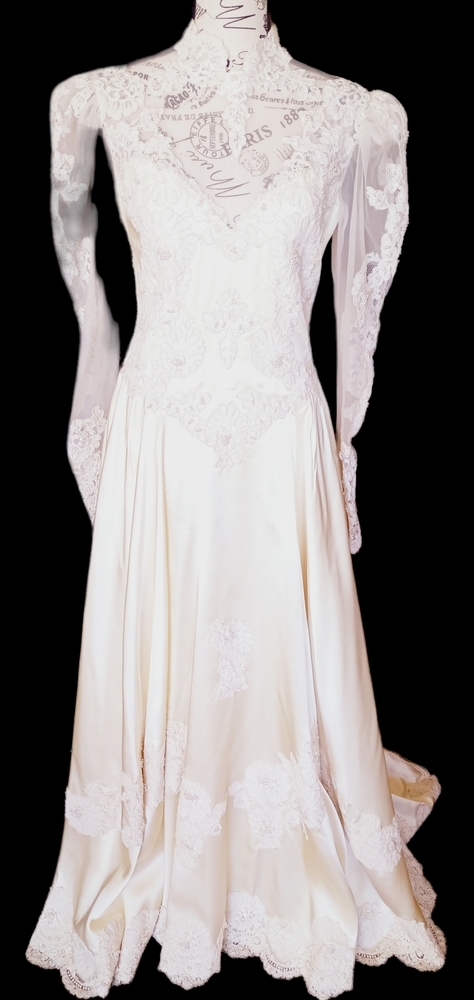 - Vintage cream wedding dress